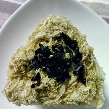 のりたまないから紫蘇ワカメで♪雑穀米で作ったとろろ昆布美味しかったです(*´˘`*)久しぶりにとろろ昆布おにぎり食べました！！レシピありがとうです♡